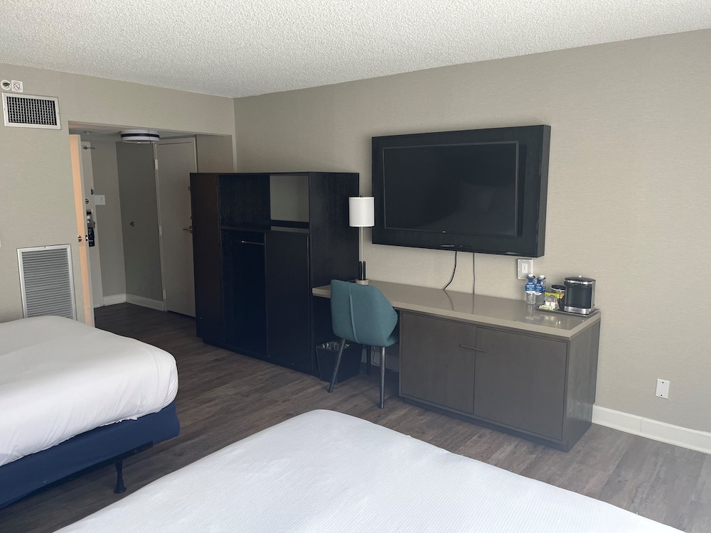 DoubleTree By Hilton Baltimore North Pikesville - photo 20