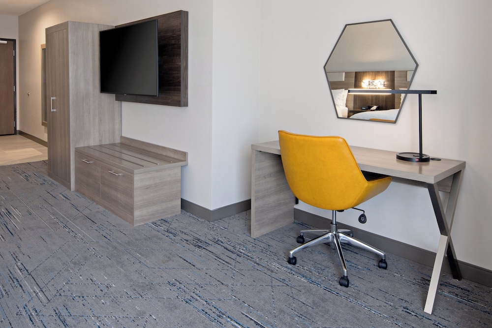 Holiday Inn Express & Suites Valencia Santa Clarita by IHG - photo 19