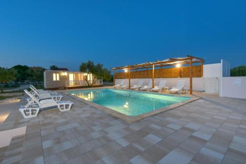 Bungalov Medanic Private Pool — 4-Star Luxury Hotel in Privlaka, Croatia