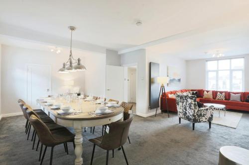 Luxurious 7 Bedroom Home in Solihull close to NEC & BHX — 4-Star Luxury Hotel in Solihull, United Kingdom