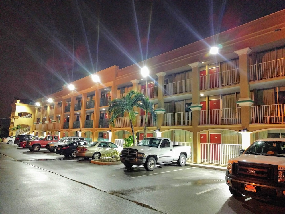 Red Carpet Inn Airport and Cruise Port Hotel Fort Lauderdale - photo 31