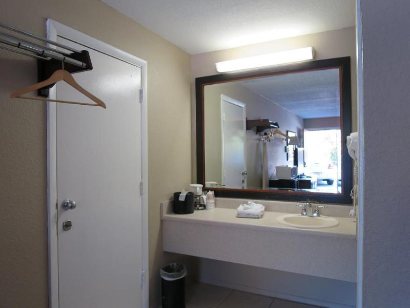Red Roof Inn Panama City Beach - photo 8
