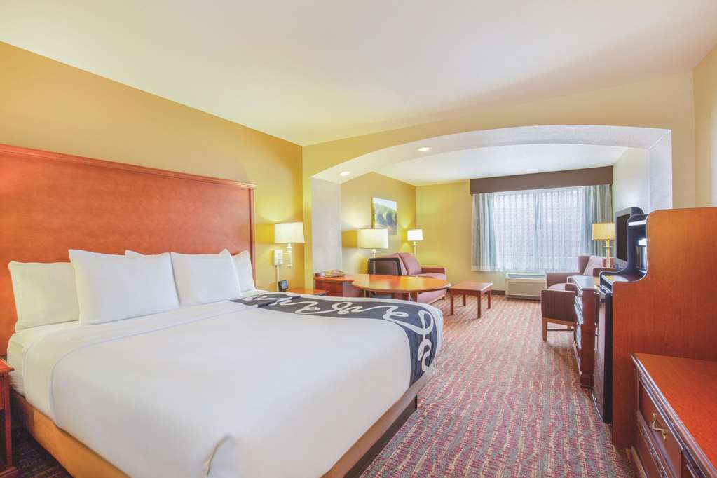 La Quinta Inn & Suites by Wyndham Bentonville - photo 10