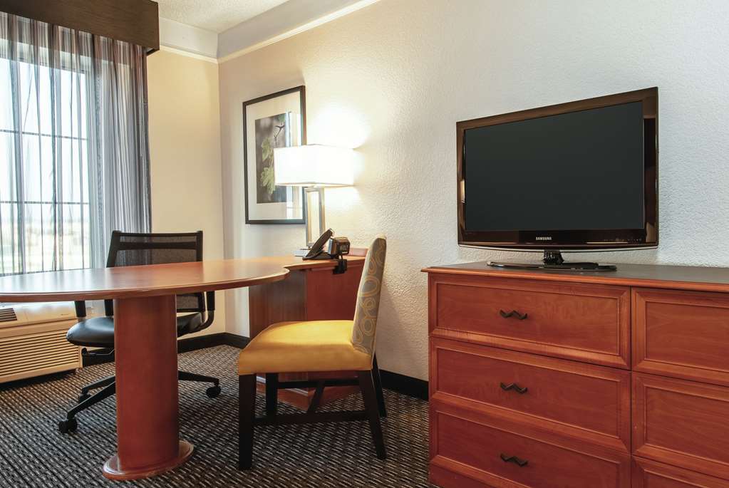 La Quinta Inn & Suites by Wyndham Ontario Airport - photo 26