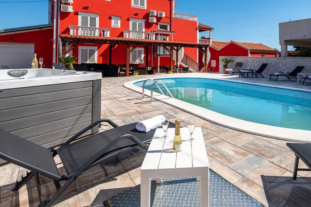 4 Great Villa Ancora For 12 Guests — 4-Star Luxury Hotel in Sveti Filip I Jakov, Croatia