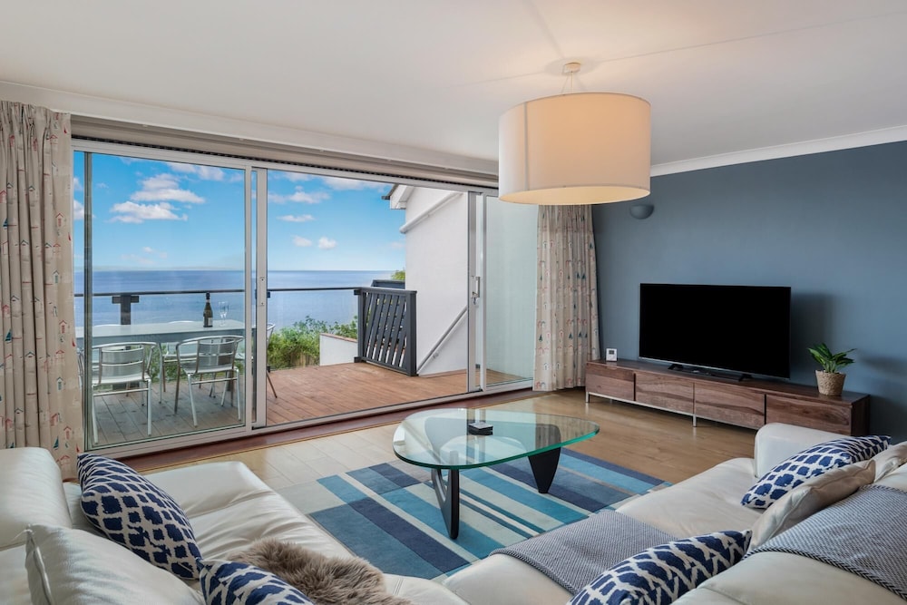 Cystanog Fach Spectacular Sea Views Balcony and Terrace Parking in Saundersfoot, United Kingdom