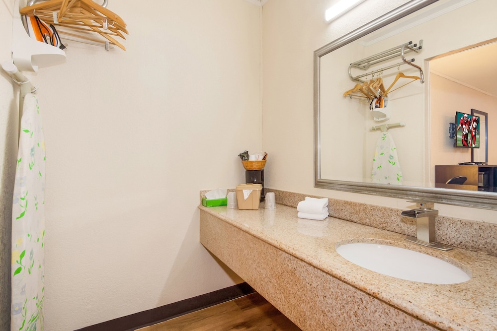 Red Roof Inn Santee - photo 14