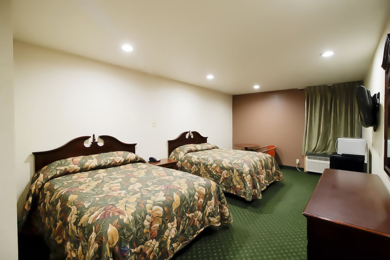 OYO Pinewood Inn & Suites Silsbee - photo 85