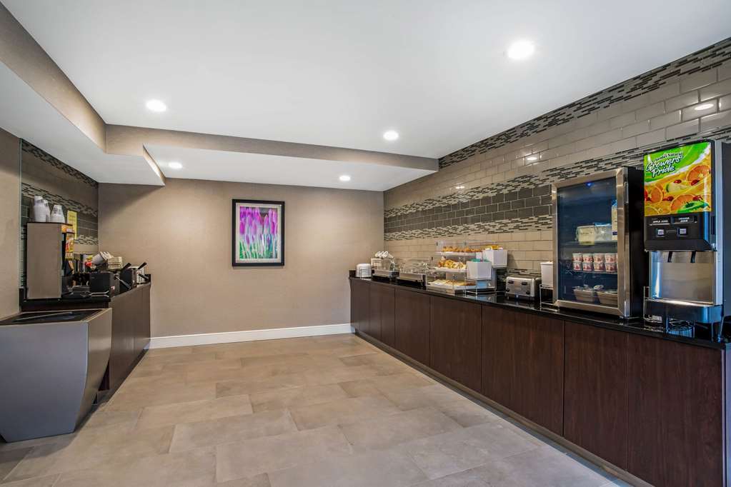 La Quinta Inn & Suites by Wyndham Hartford Bradley Airport - photo 43