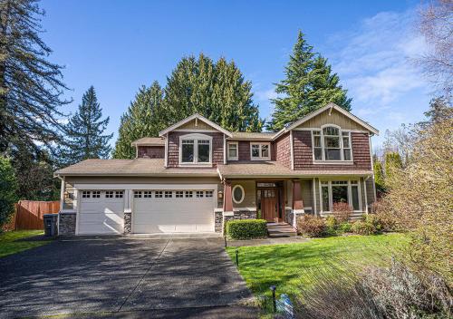 Kirkland's Expansive Custom Built Family Haven Near Juanita — hotel in Kirkland