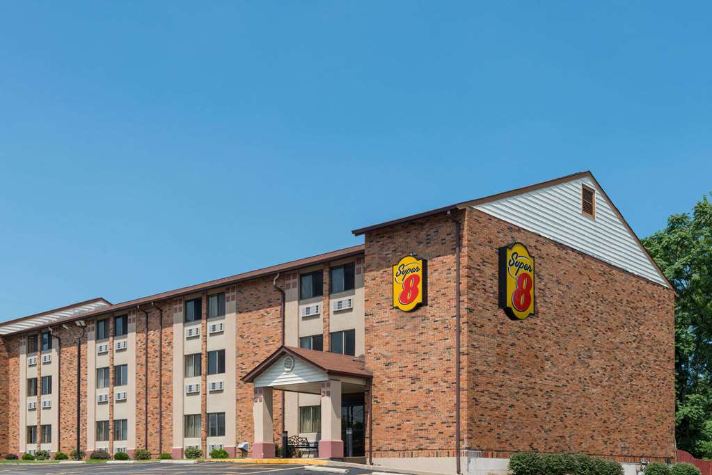 Super 8 by Wyndham St Charles — hotel in Saint Charles