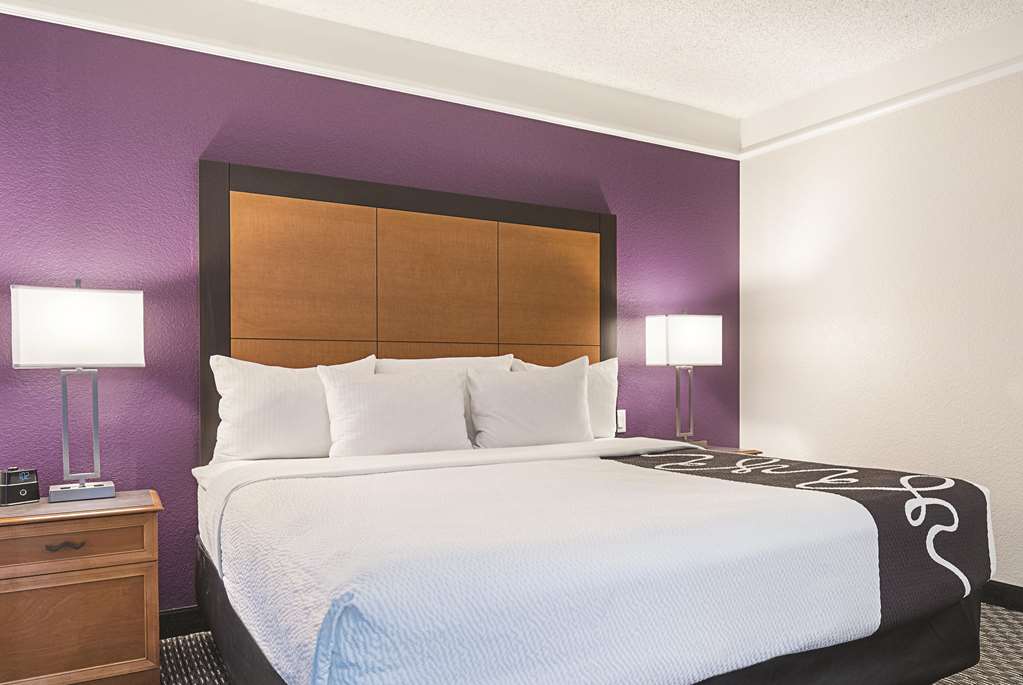 La Quinta Inn & Suites by Wyndham Ontario Airport - photo 46