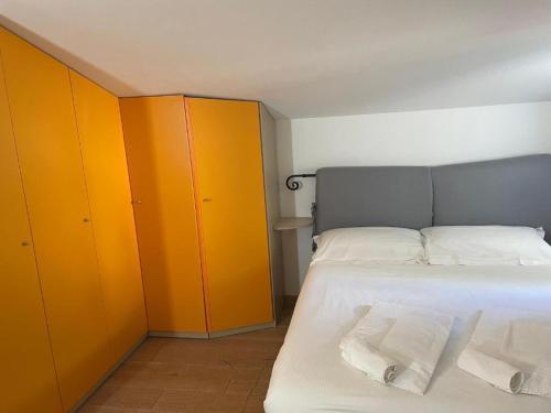Confortevole camera matrimoniale con terrazza a 500 mt dal mare — hotel in Marina Di Carrara