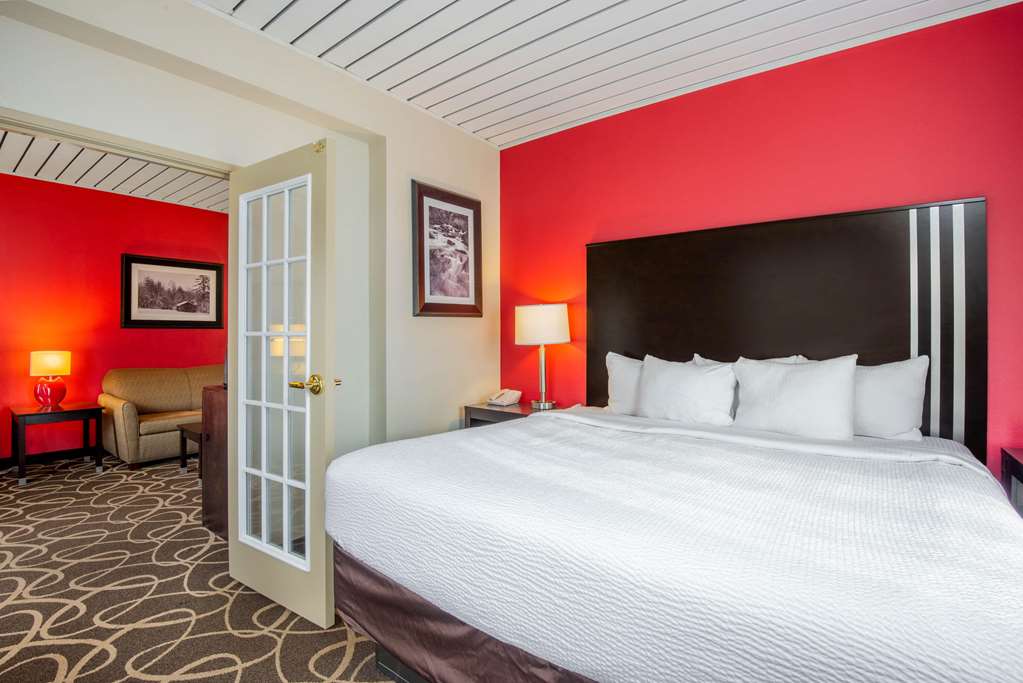 La Quinta Inn & Suites by Wyndham Elkview Charleston NE - photo 32