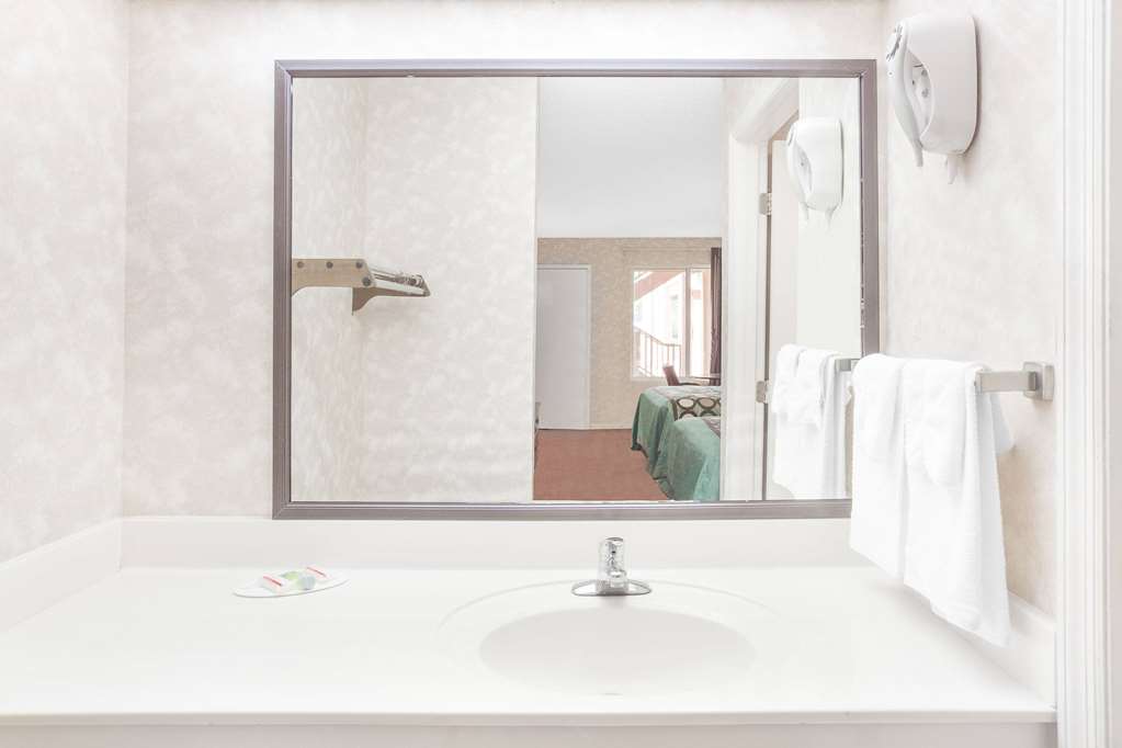 Super 8 by Wyndham Decatur Priceville - photo 11