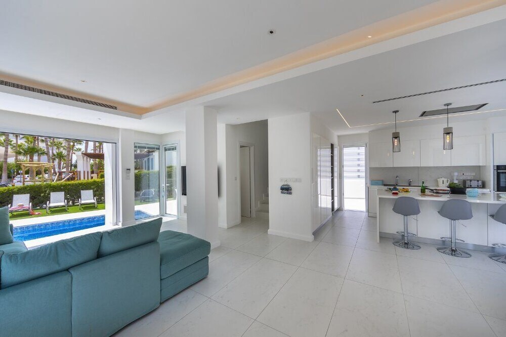 Sunset Family Villa w heated pool 1Min Walk to Beach