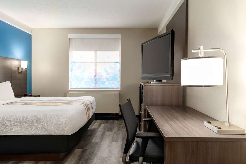 La Quinta Inn & Suites by Wyndham Madison American Center - photo 15