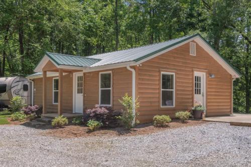 Modern Cabin in the Woods with Hot Tub — 4-Star Luxury Hotel in Travelers Rest, United States