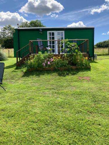 Shepherds Hut - carbon neutral hotel in Cullompton
