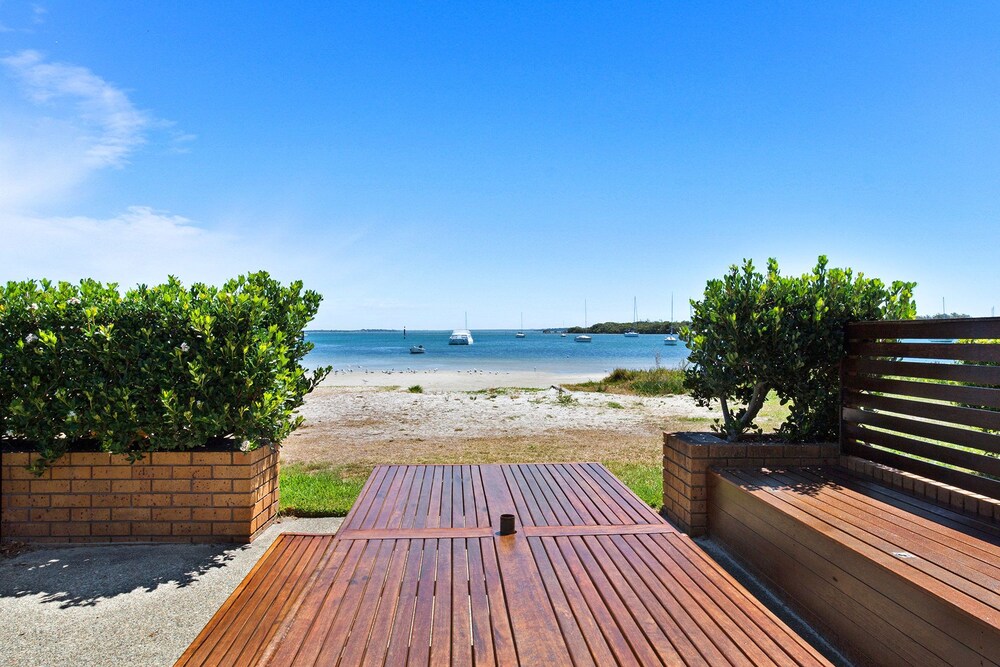 Waterfront at Sunset Boulevard 26 Sunset Boulevard — 4-Star Luxury Hotel in Soldiers Point, Australia