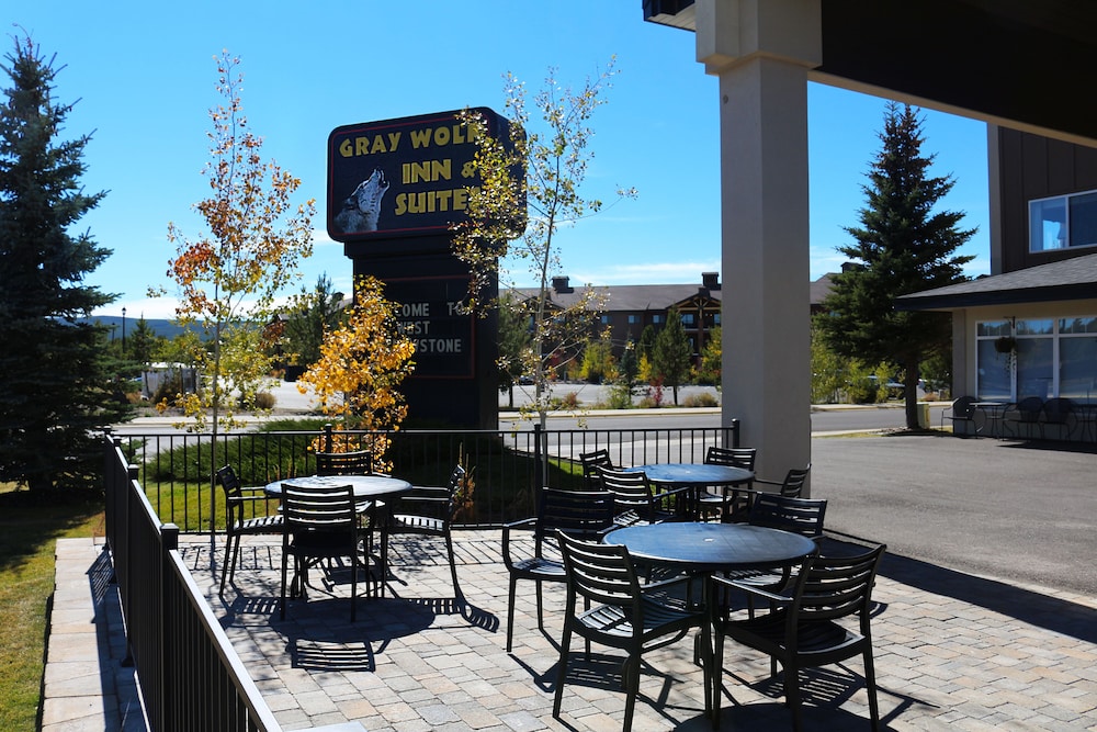 Gray Wolf Inn & Suites - photo 38