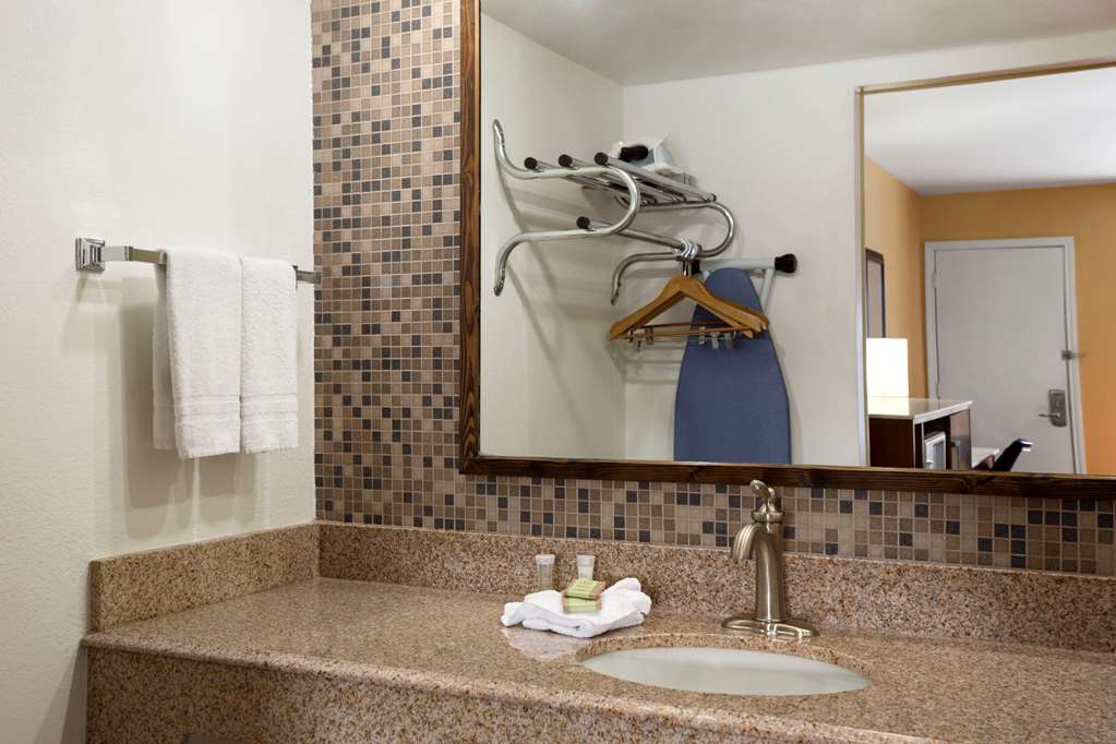 Super 8 by Wyndham Austin Downtown Capitol Area - photo 14