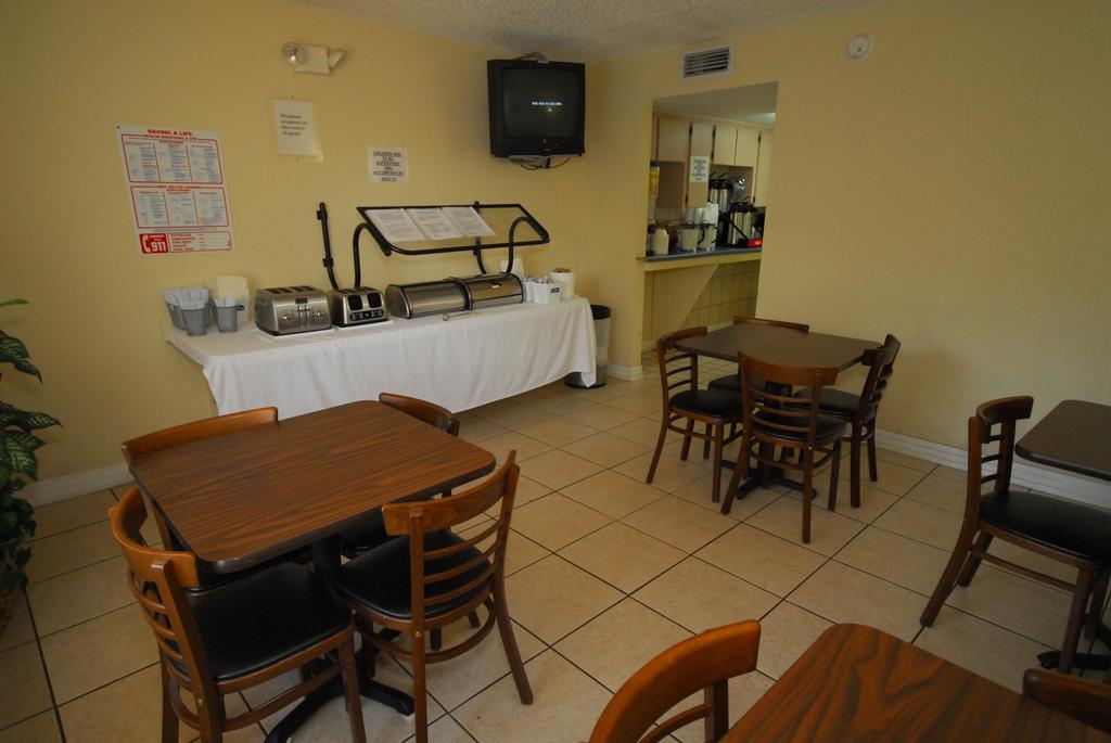 Howard Johnson by Wyndham Lake Front Park Kissimmee - photo 22