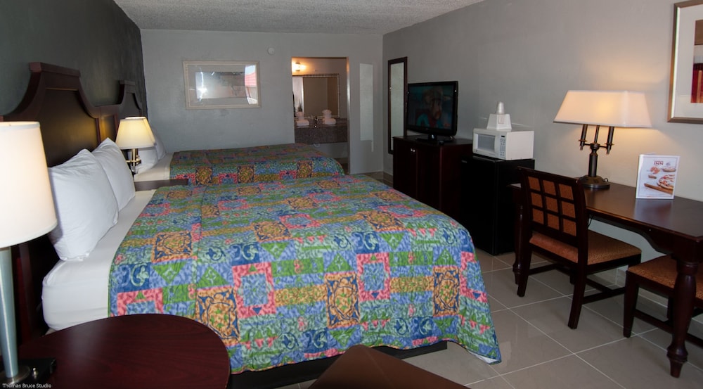 Express Inn & Suites 5 Miles from St Petersburg Clearwater Airport - photo 3