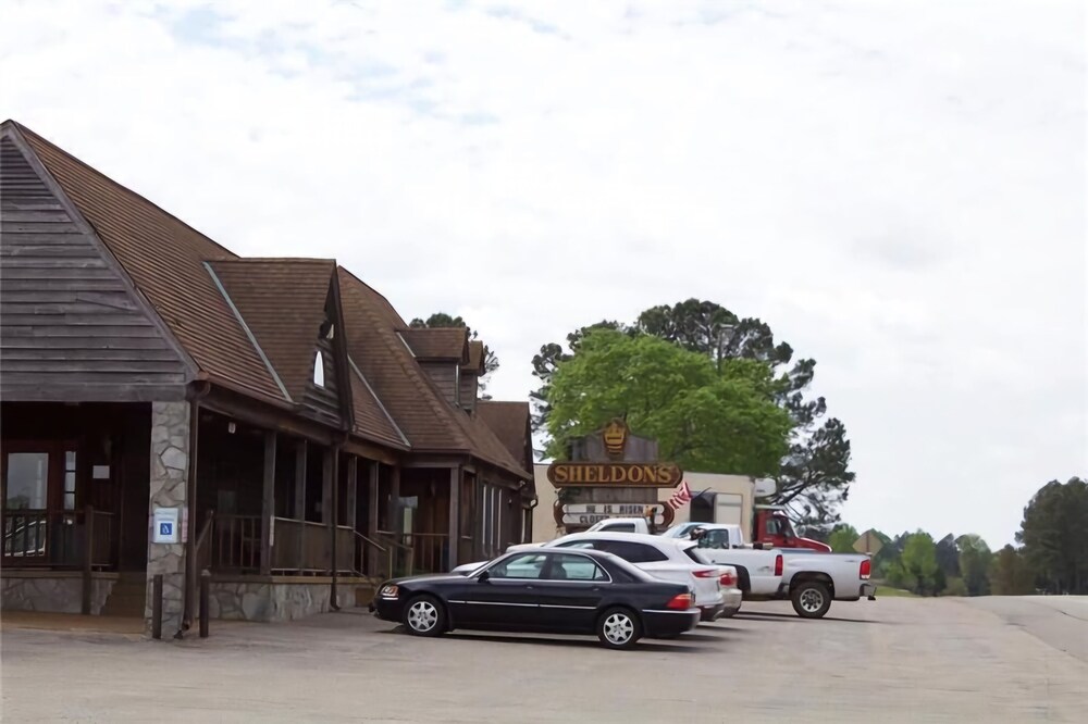 Sheldon's Motel and Restaurant - photo 24