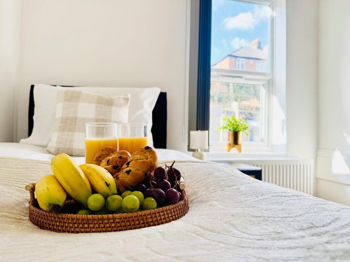 Spacious 4 Bed Family & Contractors Luton Airport & M1 pet-friendly hotel Luton