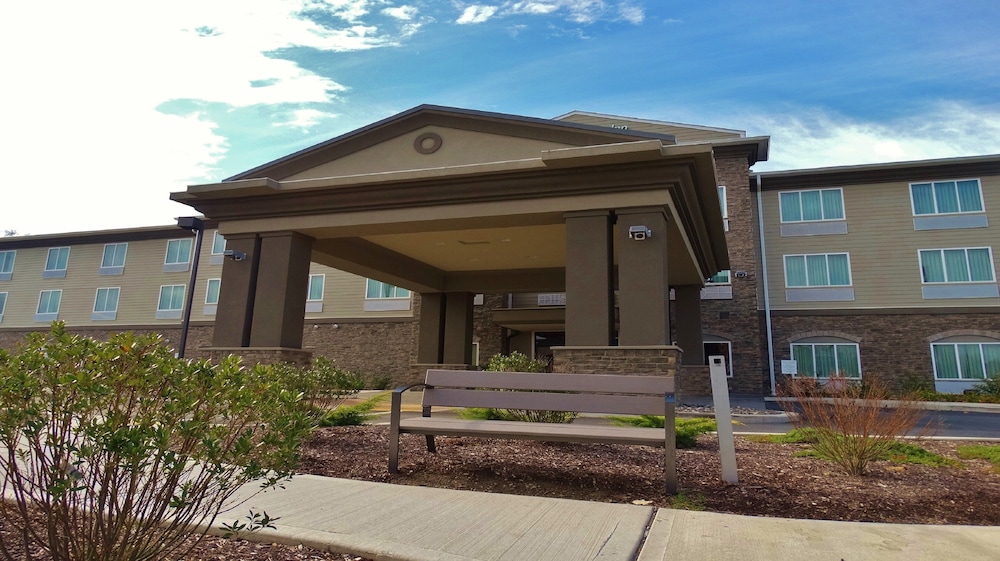 Holiday Inn Express Suites Montgomery By Ihg — Montgomery