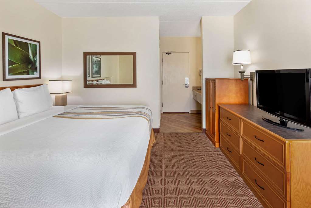 La Quinta Inn & Suites by Wyndham Sawgrass - photo 19