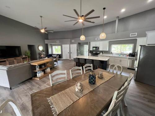 Spacious 4 bedroom with 2 baths with Pool and boat dock — Crystal River — photo 2