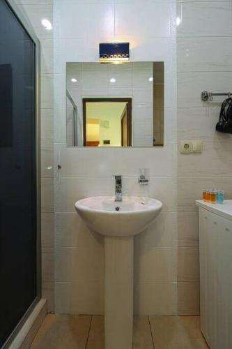 Vintage 2BR Apartment Managed By Wehost