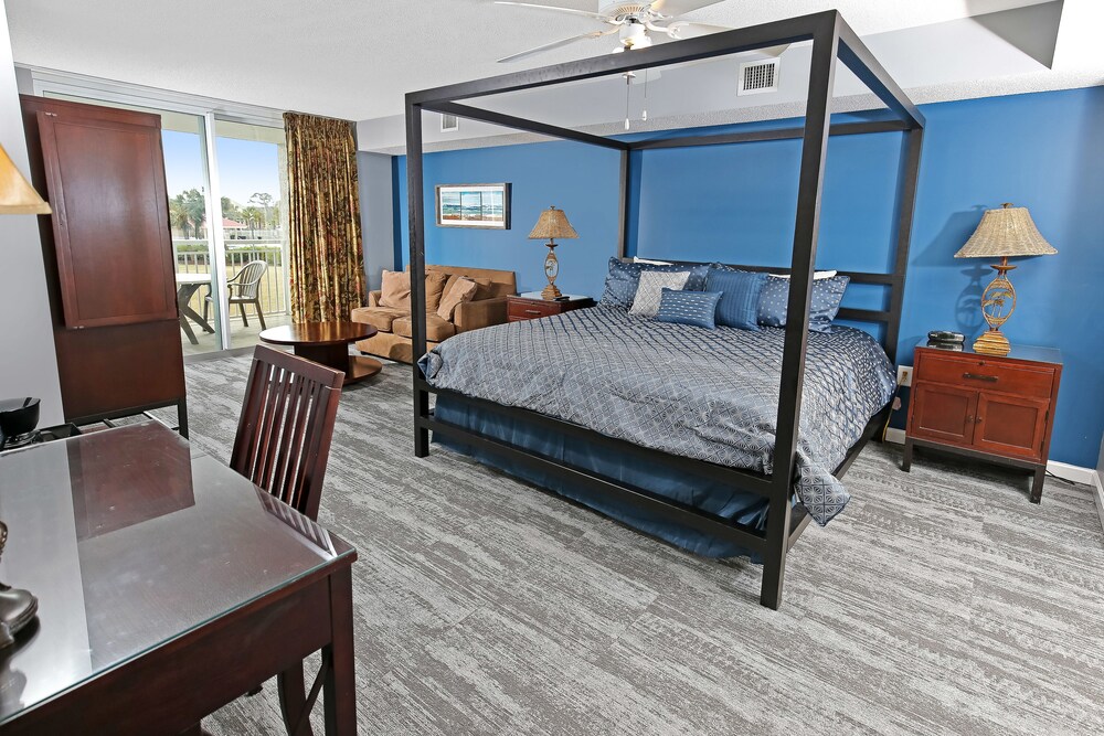 Barefoot Resort & Yacht Club - photo 25