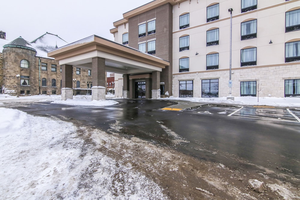 Cobblestone Inn & Suites at UW Stout Downtown Menomonie - photo 40