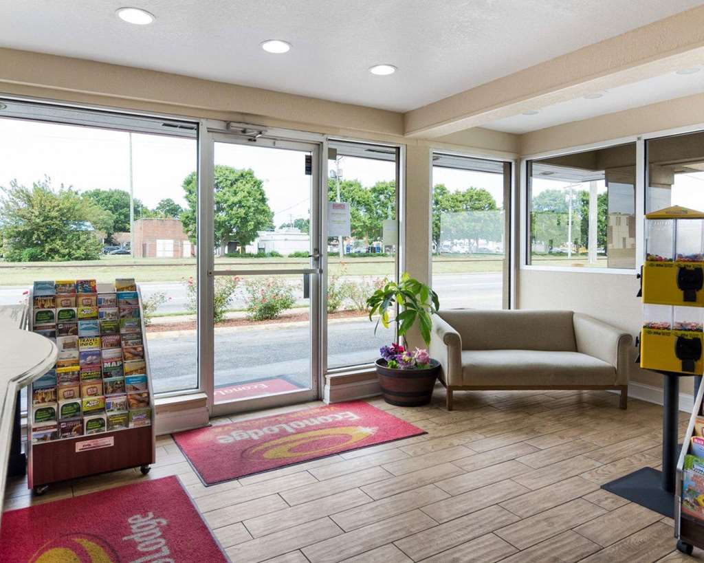 Econo Lodge Virginia Beach Town Center - photo 7
