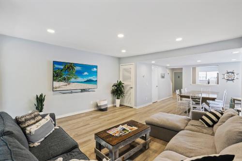 2 Kings Six twins Sleeper sofa Near Ocean Bikes & Beach Gear included in Hilton Head Island, United States