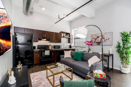 Cozy 1BR Parking Rooftop Near Arrowhd & TMobile — 4-Star Luxury Hotel in Kansas City, United States