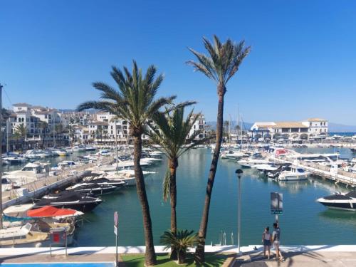 Apto Con Vista Al Puerto Y Salida a la Playa in Manilva, Spain