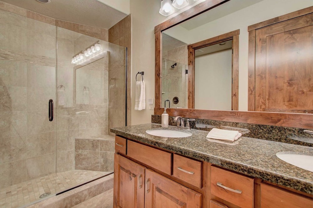 Fairway Ski and Golf Retreat by Avantstay Blocks From the Ski Lift Beautiful Views w Hot Tub - photo 24