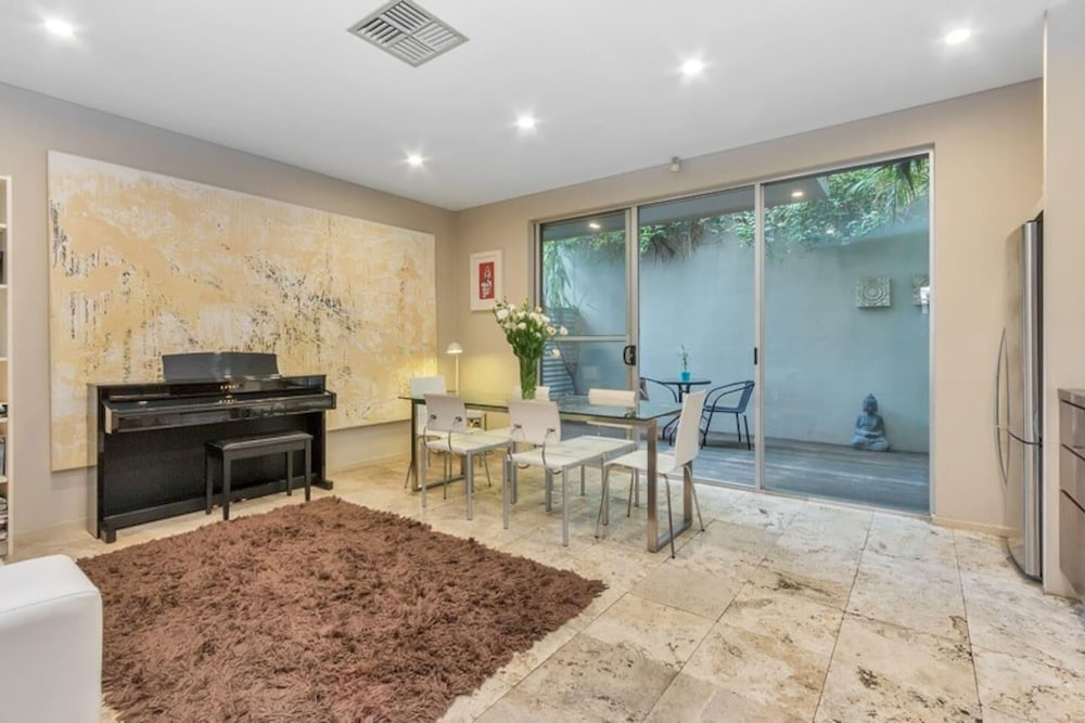 Contemporary Townhouse In Adelaide City — 4-Star Luxury Hotel in Adelaide, Australia