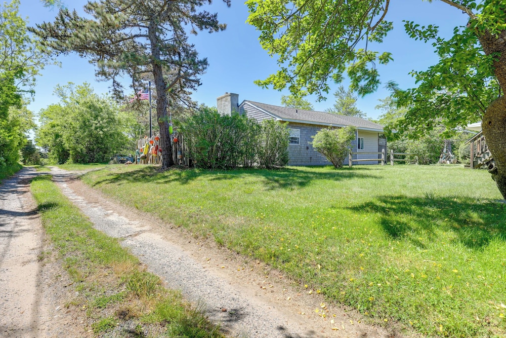 Close to Beach and P Town Cottage with Bay Views — 4-Star Luxury Hotel in Truro, United States