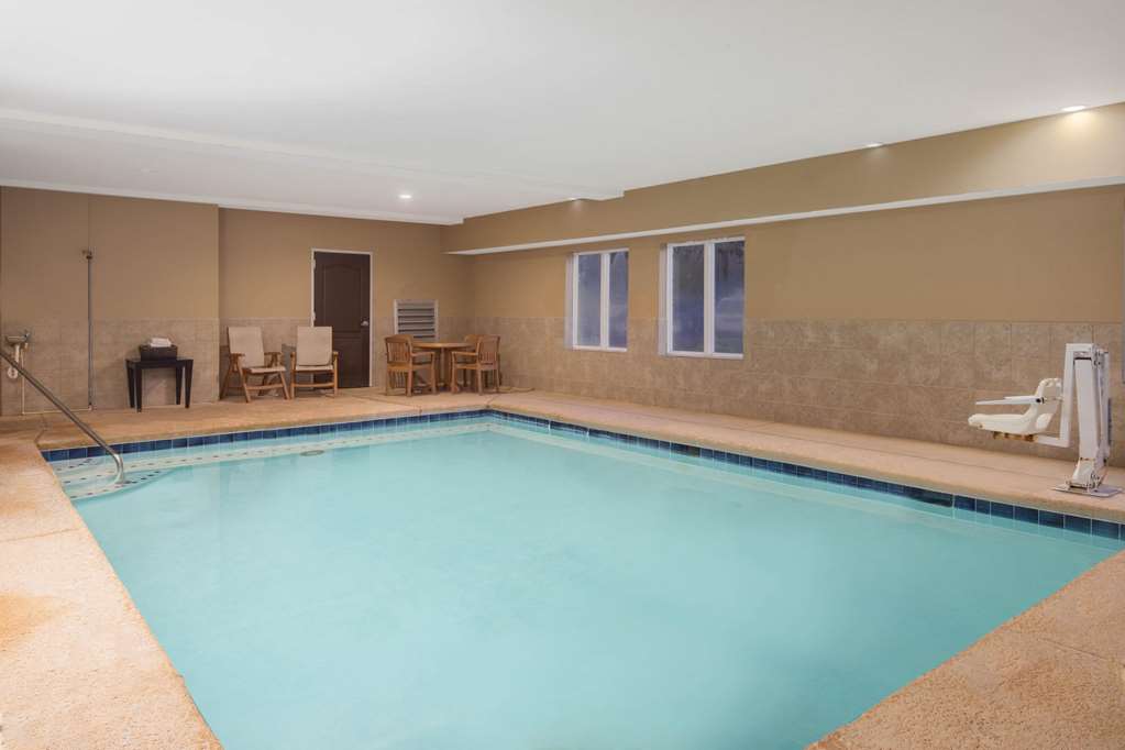 La Quinta Inn & Suites by Wyndham Atlanta Union City - photo 12
