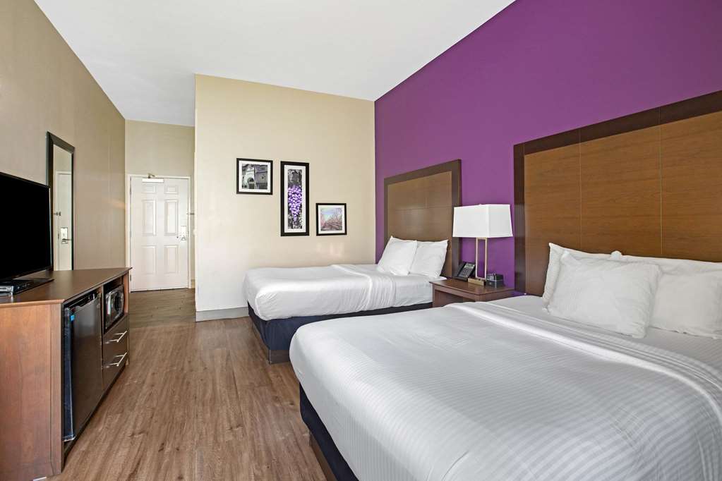 La Quinta Inn & Suites by Wyndham Visalia Sequoia Gateway - photo 40