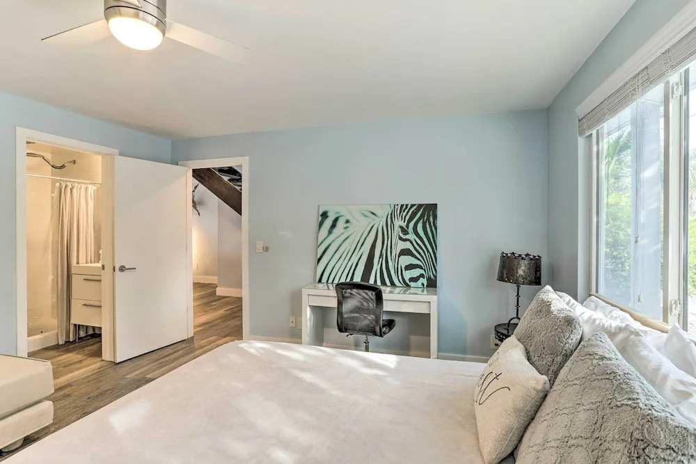 Treasure Island Gem w Dock: Walk to Beach - carbon neutral hotel in Treasure Island