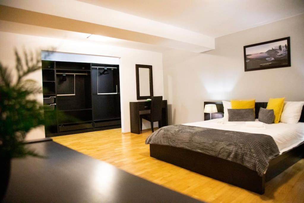 Penthouse 145mp Living spatios 2 Dormitoare cu bai private Bucatarie complet utilata — 4-Star Luxury Hotel in Mogosoaia, Romania