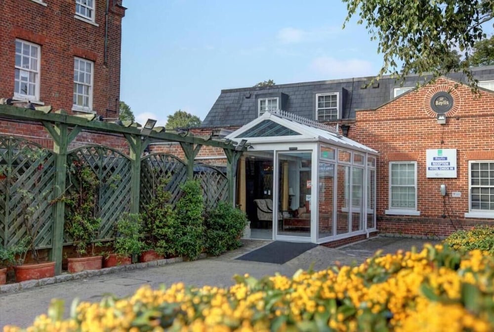 Sk Baylis House Hotel — Slough