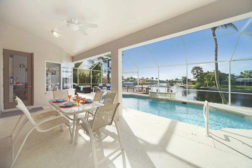 Villa Liza Remodeled electric heated pool home on Gulf access canal w bikes SWFL Rentals — 4-Star Luxury Hotel in Cape Coral, United States