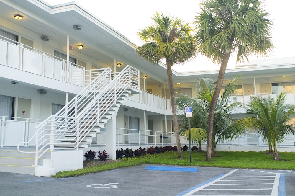 Collins Hotel - photo 24